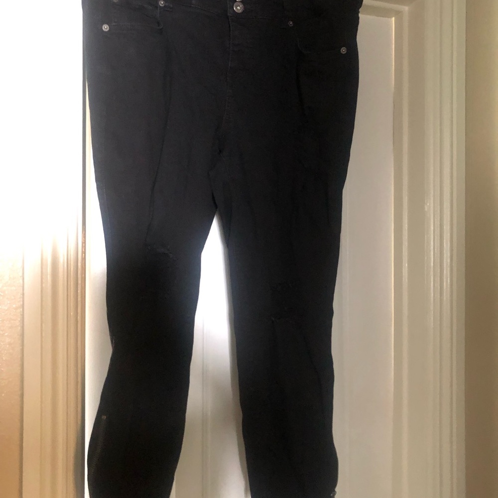 Distressed Black jeans with frayed hem